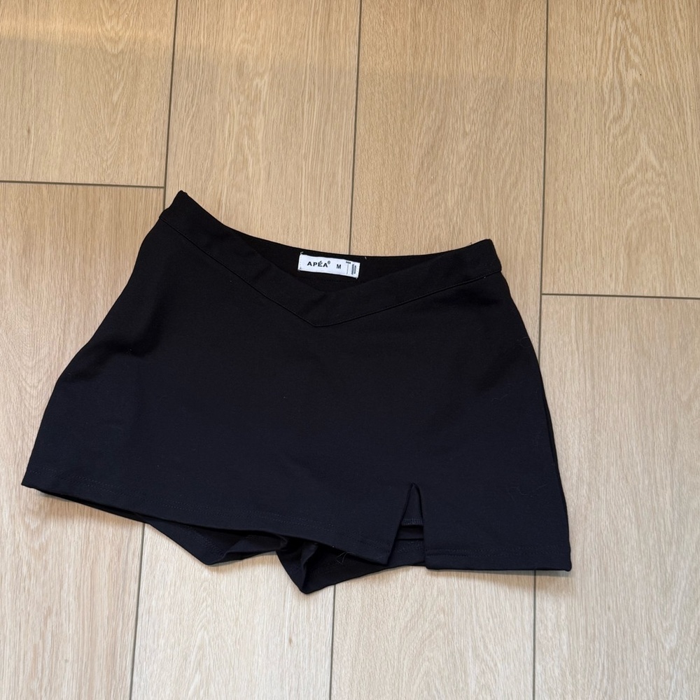 Apea V‑Waist Skort with Front Slit - Size S